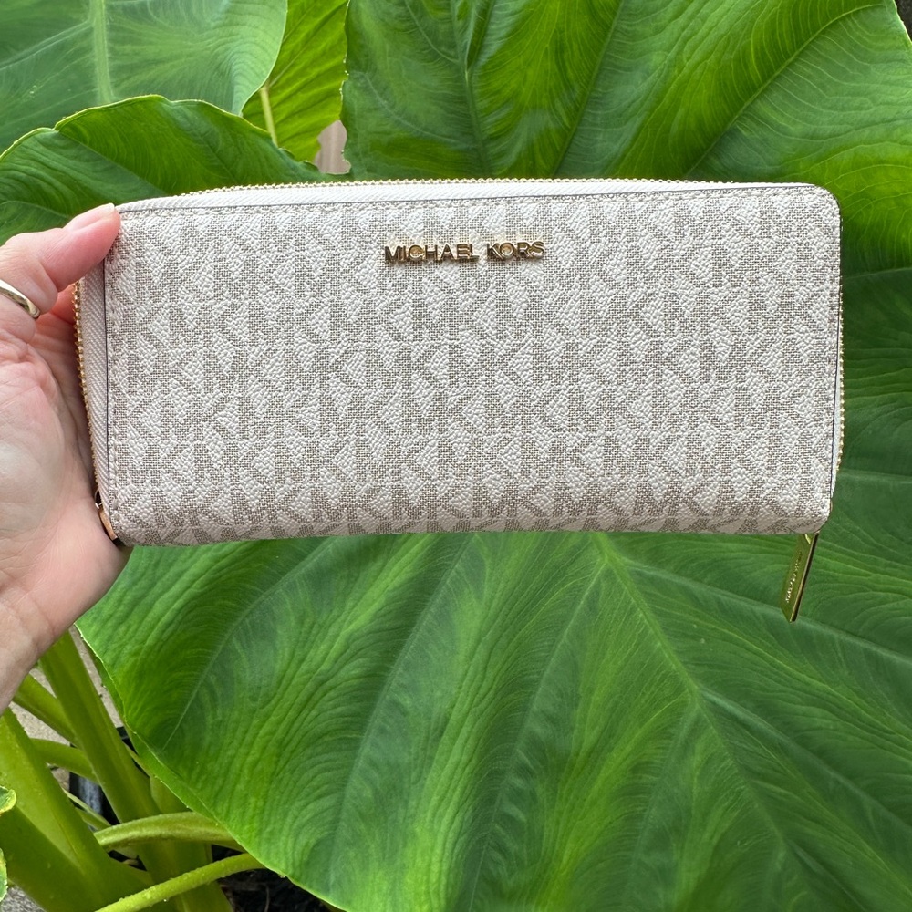 NWT Michael Kors Large Travel Wristlet - Picture 10 of 10